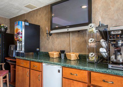 Hotel Rodeway & Near Outlet Mall - 2*