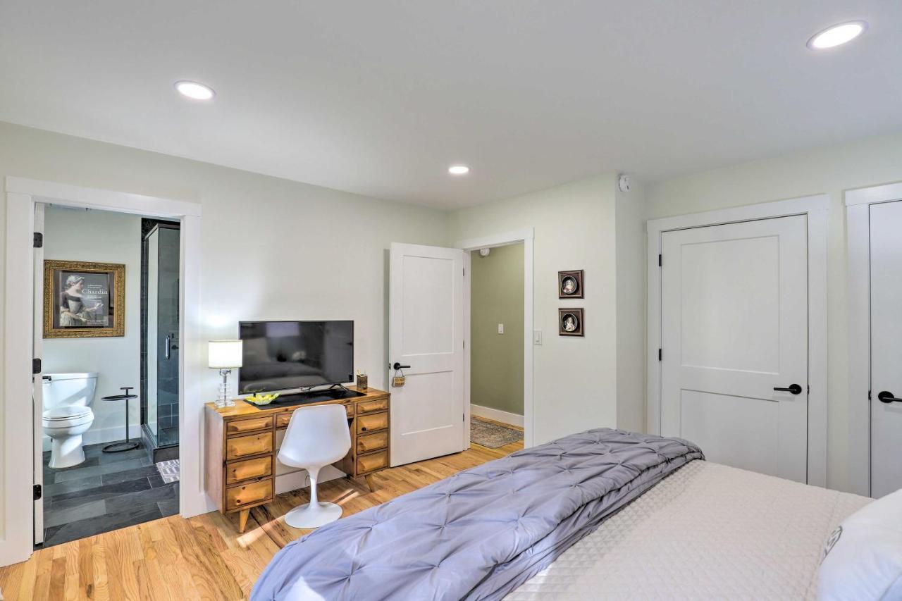Modern With Hot Tub And Deck In Asheville! Holiday home Asheville