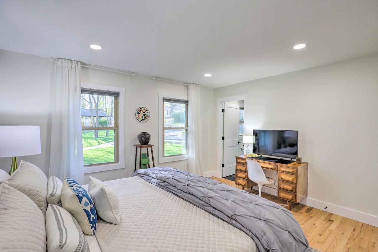 Modern With Hot Tub And Deck In Asheville! Holiday home *