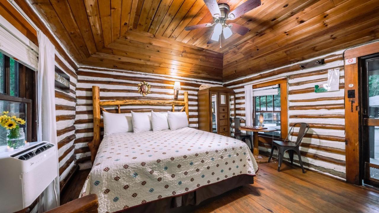 Log Motor Court Lodge *