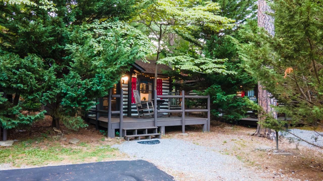 Lodge Log Motor Court *
