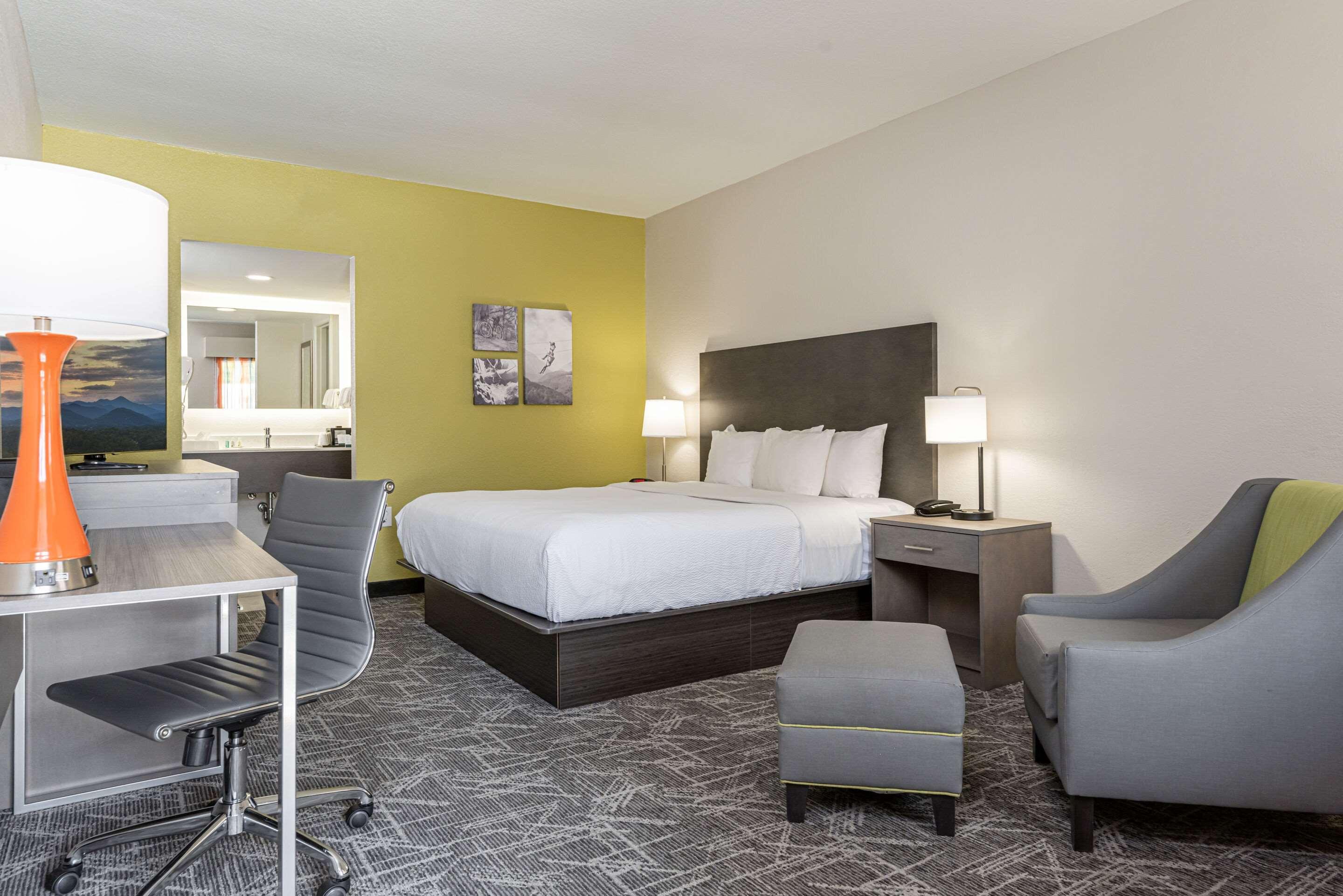 Quality Downtown Tunnel Rd Hotel 2*