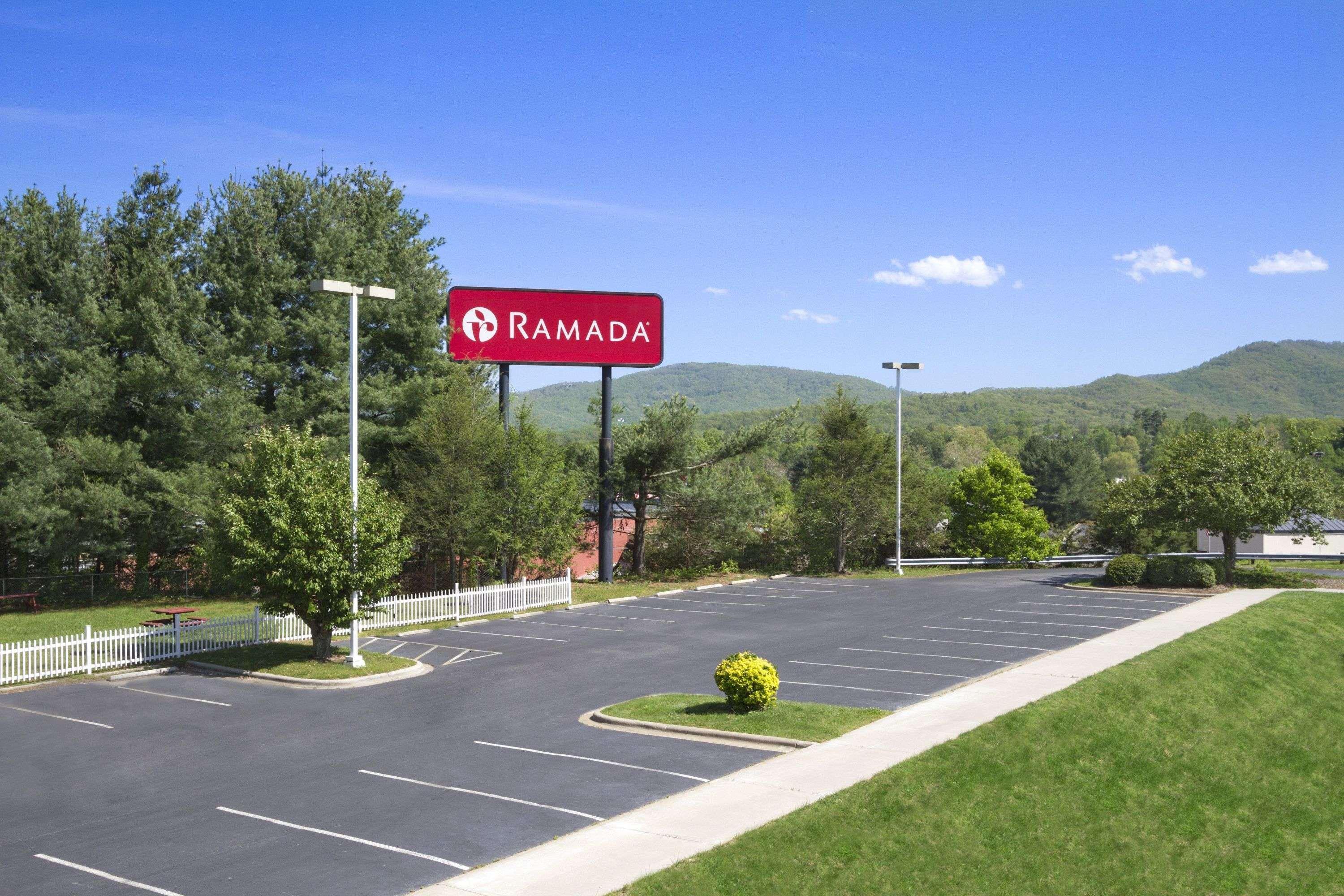 Hotel Ramada By Wyndham Southeast Asheville