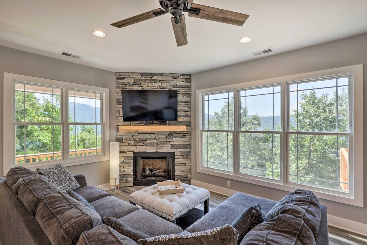 Scenic Escape With Hot Tub, Mountain View! Holiday home *