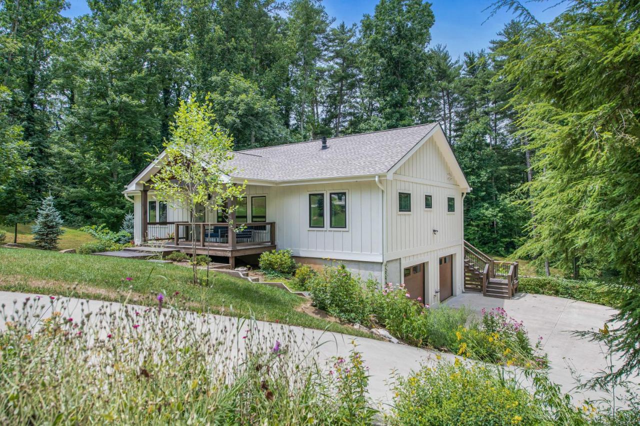 Brand New 10 Min To Downtown And Private Hot Tub And Arcade