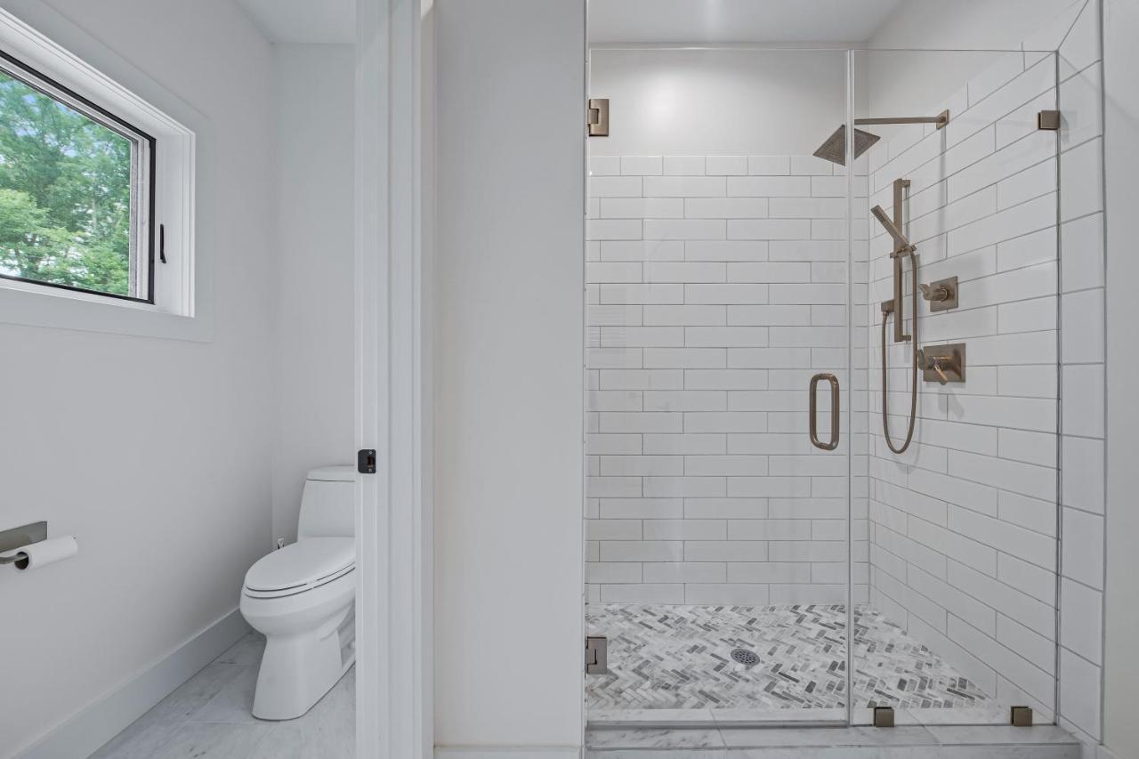 Brand New 10 Min To Downtown And Private Hot Tub And Arcade *