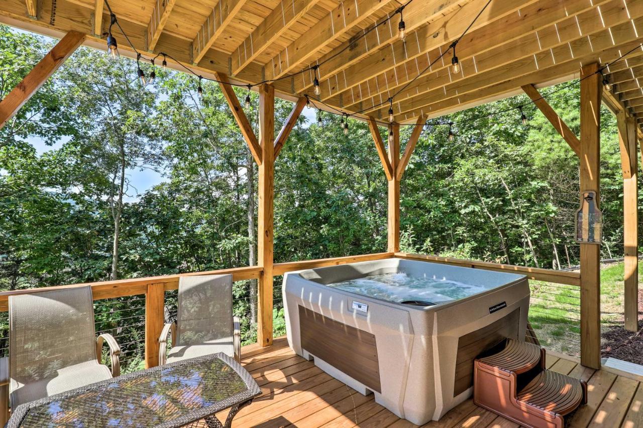 Scenic Escape With Hot Tub, Mountain View! Holiday home *