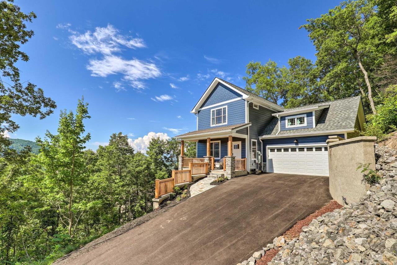 Scenic Escape With Hot Tub, Mountain View! Holiday home Asheville