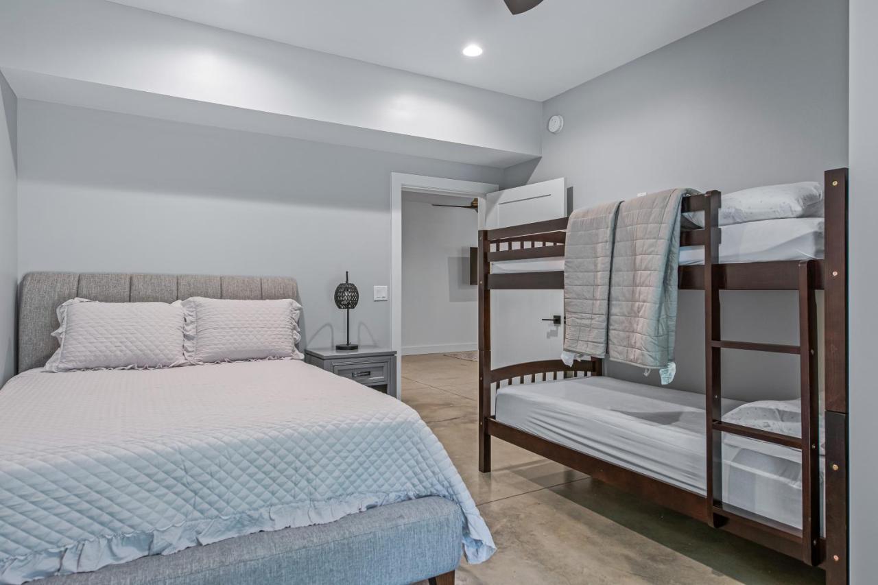 Brand New 10 Min To Downtown And Private Hot Tub And Arcade Holiday home