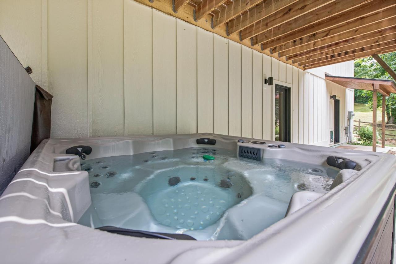 Holiday home Brand New 10 Min To Downtown And Private Hot Tub And Arcade Asheville