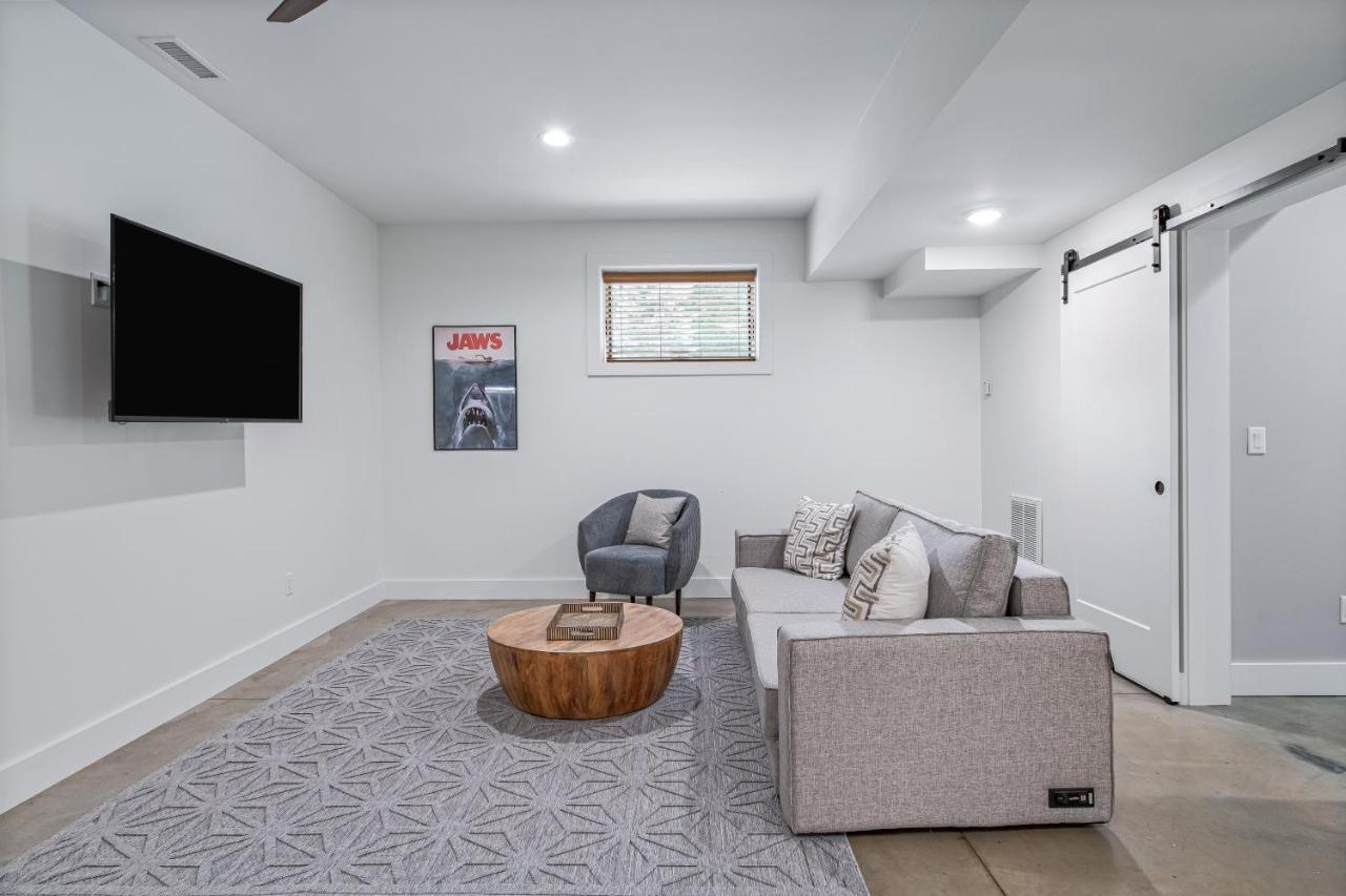 Holiday home Brand New 10 Min To Downtown And Private Hot Tub And Arcade