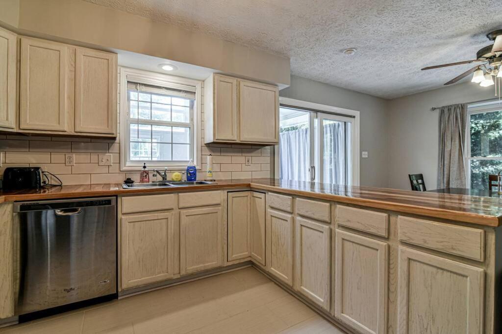 6 Miles To Downtown Asheville. Sleeps 5. * Asheville