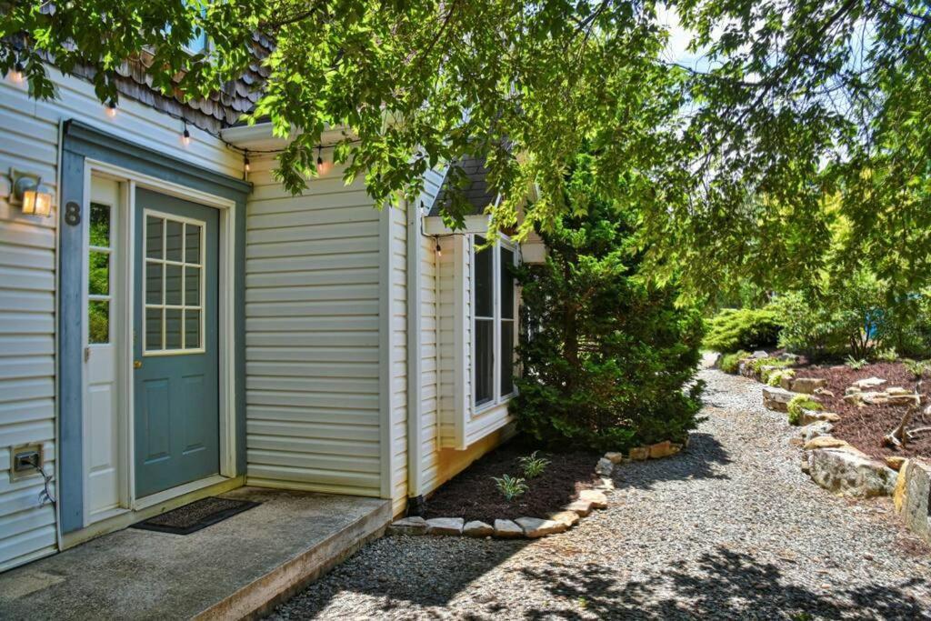 6 Miles To Downtown Asheville. Sleeps 5. Holiday home Asheville