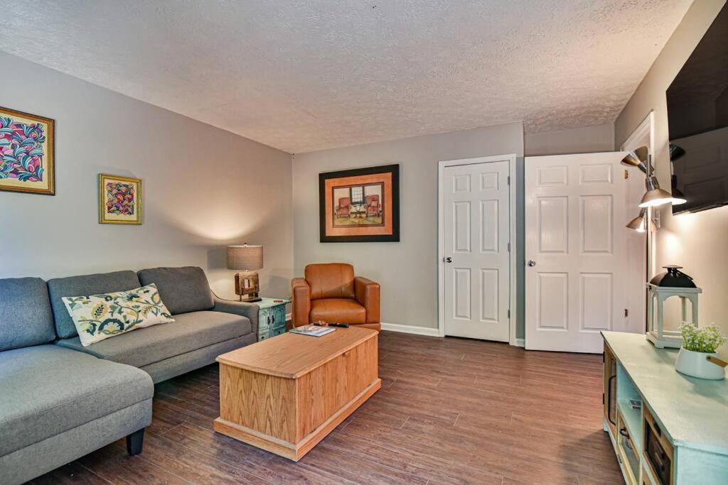 6 Miles To Downtown Asheville. Sleeps 5. Holiday home *