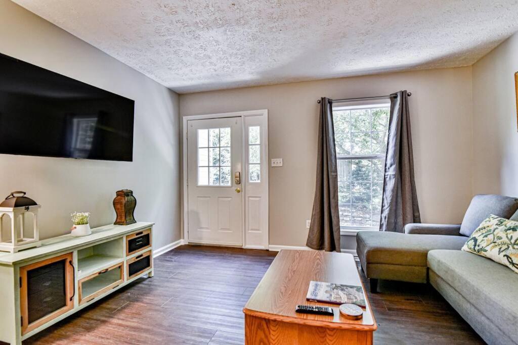 6 Miles To Downtown Asheville. Sleeps 5. Asheville