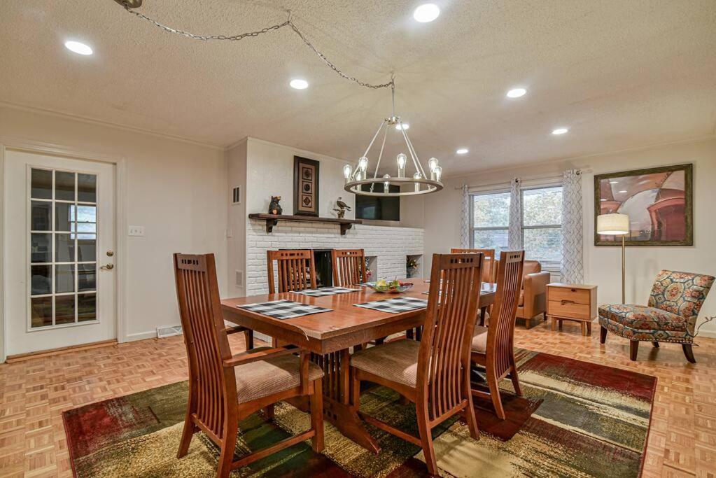Holiday home Hot Tub, Fire Pit, 12 Miles To Downtown