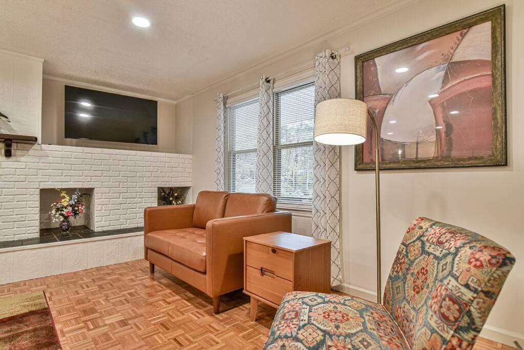 Hot Tub, Fire Pit, 12 Miles To Downtown Holiday home *