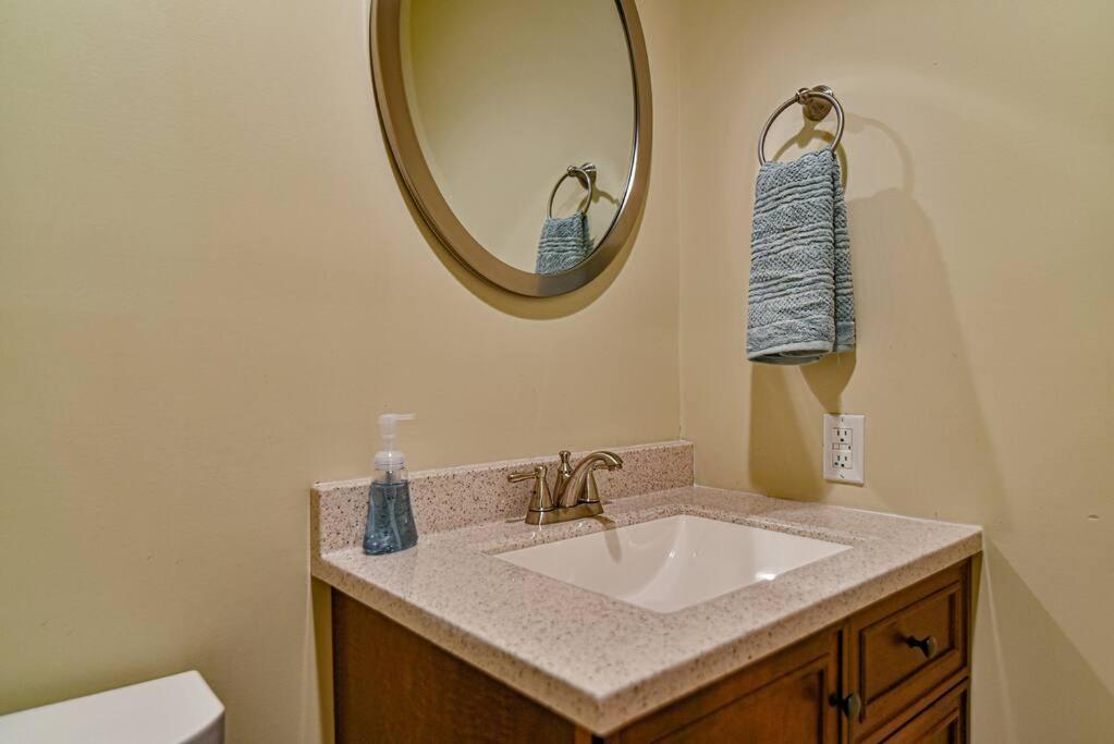 Hot Tub, Fire Pit, 12 Miles To Downtown Holiday home