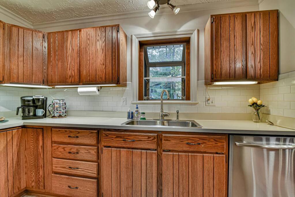 Hot Tub, Fire Pit, 12 Miles To Downtown Holiday home *