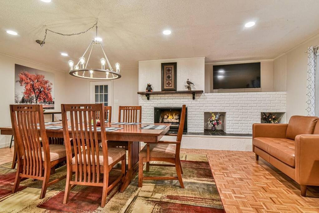 Holiday home Hot Tub, Fire Pit, 12 Miles To Downtown