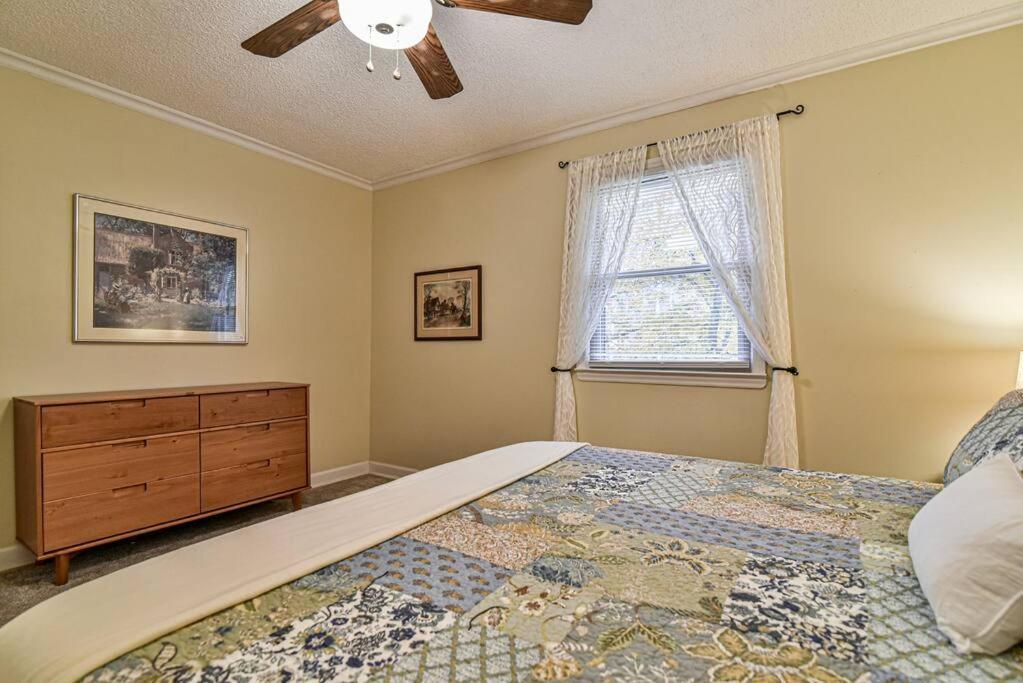Hot Tub, Fire Pit, 12 Miles To Downtown Holiday home *