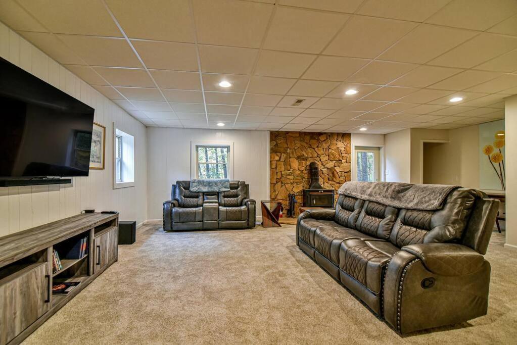 Hot Tub, Fire Pit, 12 Miles To Downtown Holiday home