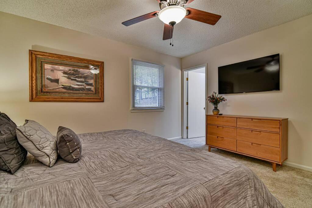 Holiday home Hot Tub, Fire Pit, 12 Miles To Downtown