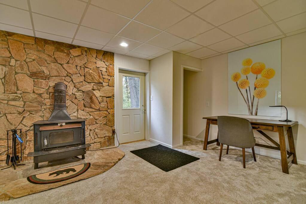 Hot Tub, Fire Pit, 12 Miles To Downtown Holiday home *