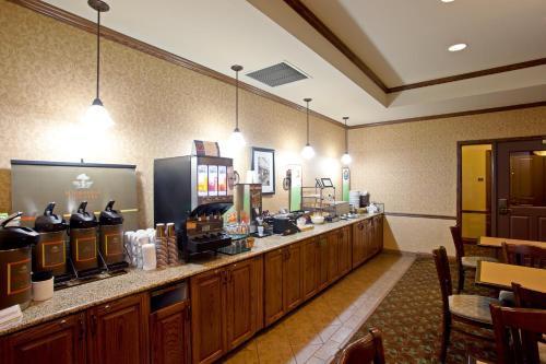 Country & By Radisson, West Near Biltmore 3*