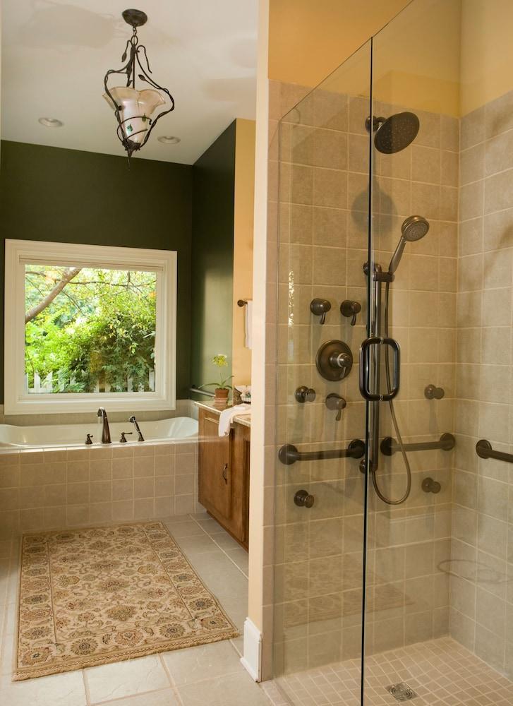 Blind Tiger Inn 4*