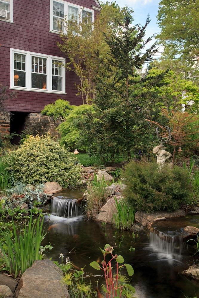 Blind Tiger Inn 4*
