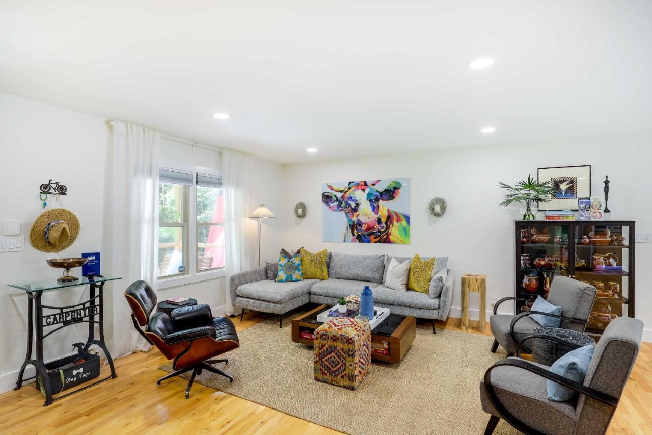 Modern With Hot Tub And Deck In Asheville! Holiday home Asheville