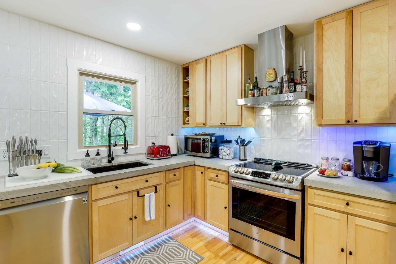 Modern With Hot Tub And Deck In Asheville! Holiday home