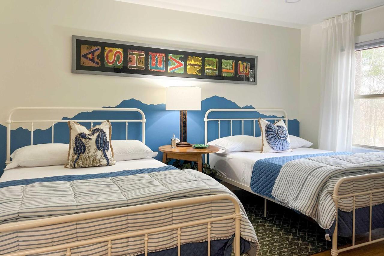 Modern With Hot Tub And Deck In Asheville! Holiday home