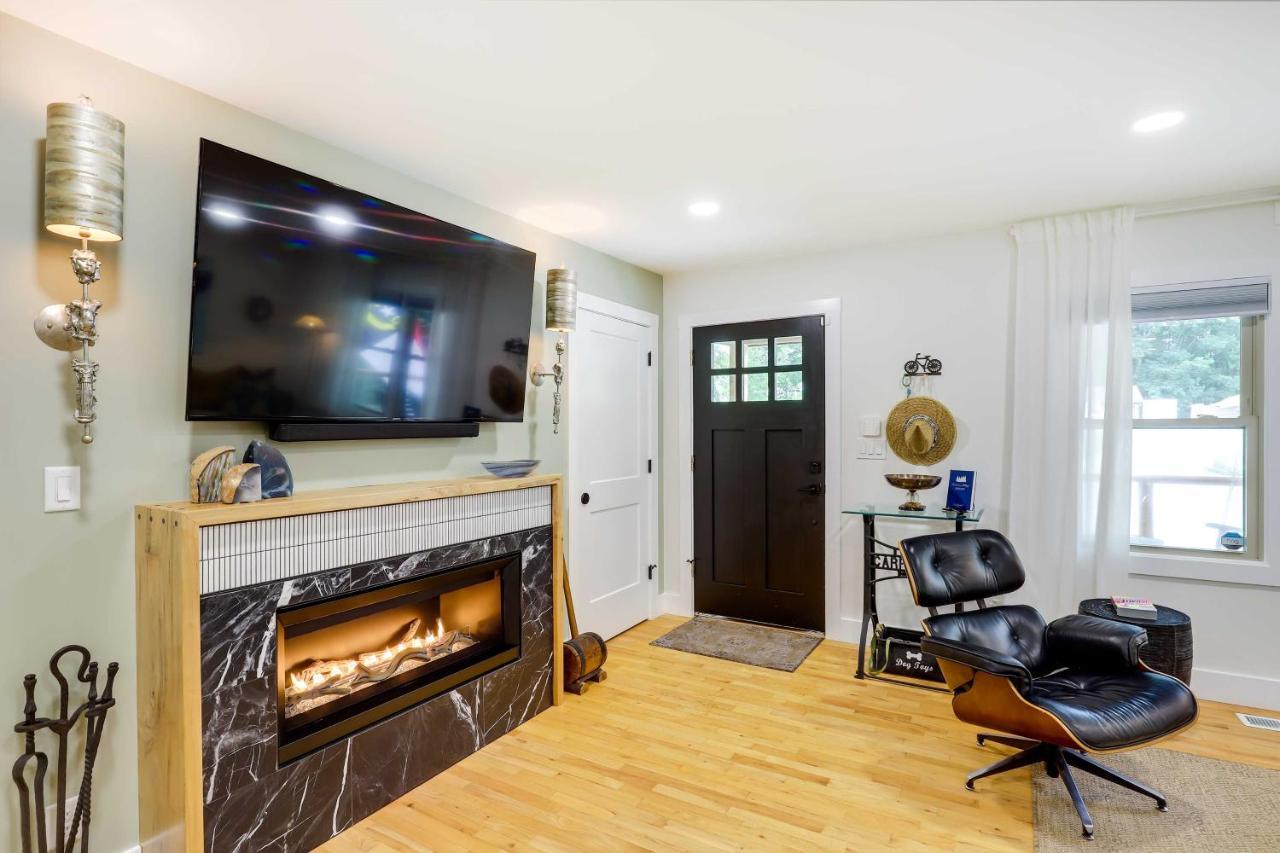 Modern With Hot Tub And Deck In Asheville! Holiday home *