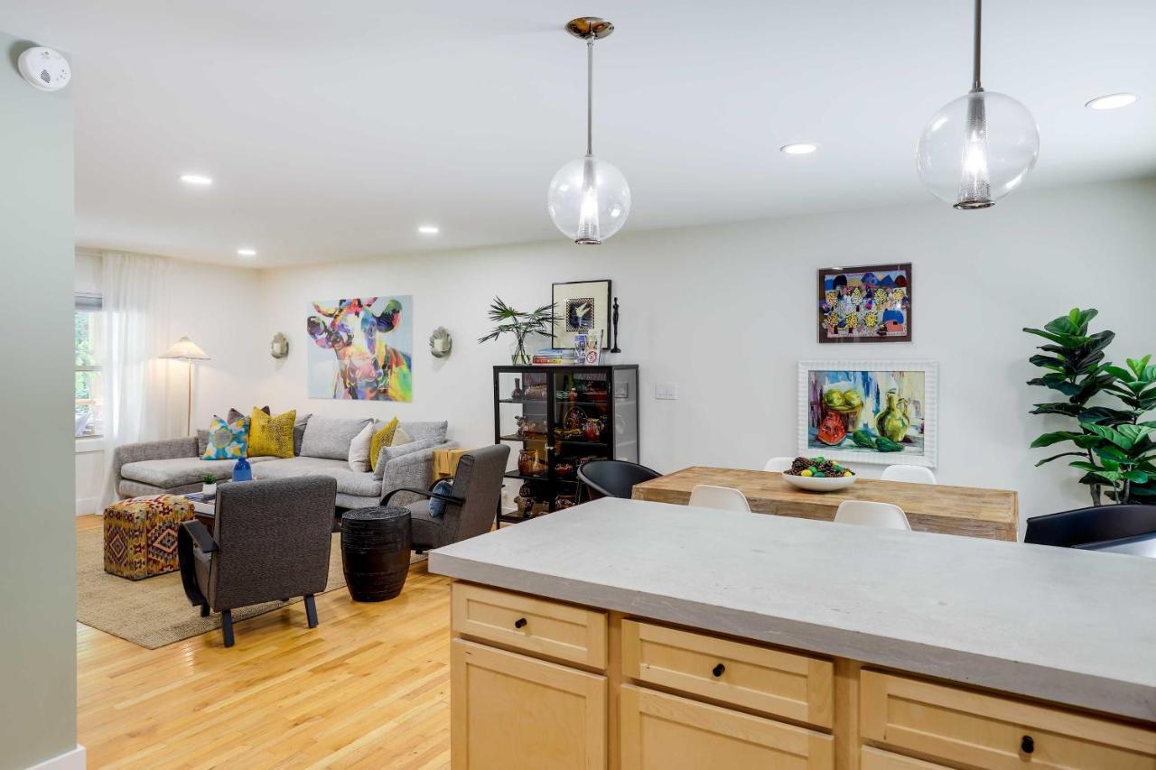 Modern With Hot Tub And Deck In Asheville! Holiday home Asheville