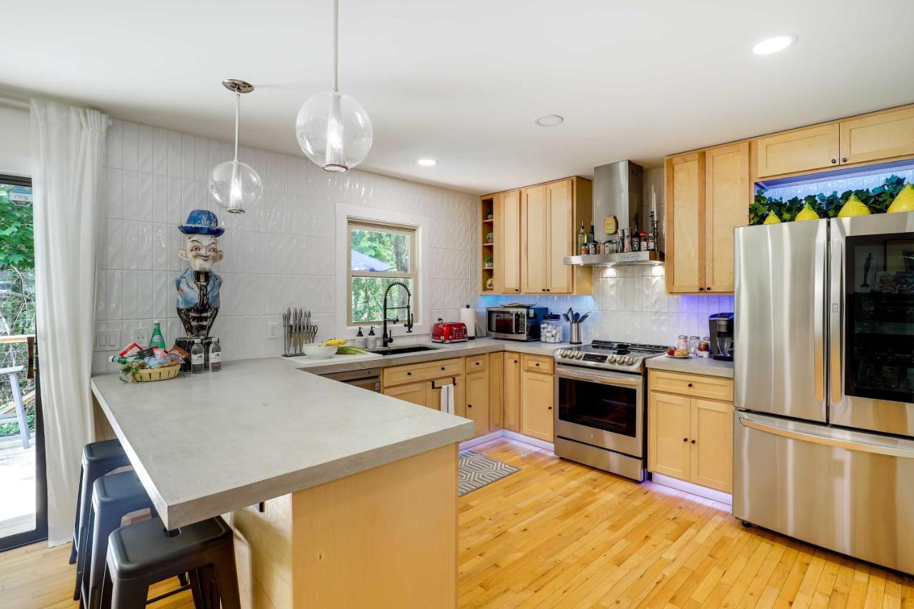 Modern With Hot Tub And Deck In Asheville! Holiday home