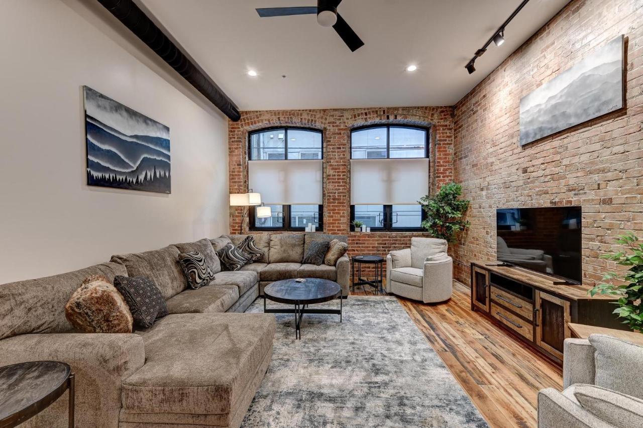 Fabulous Downtown 2 Bedroom *