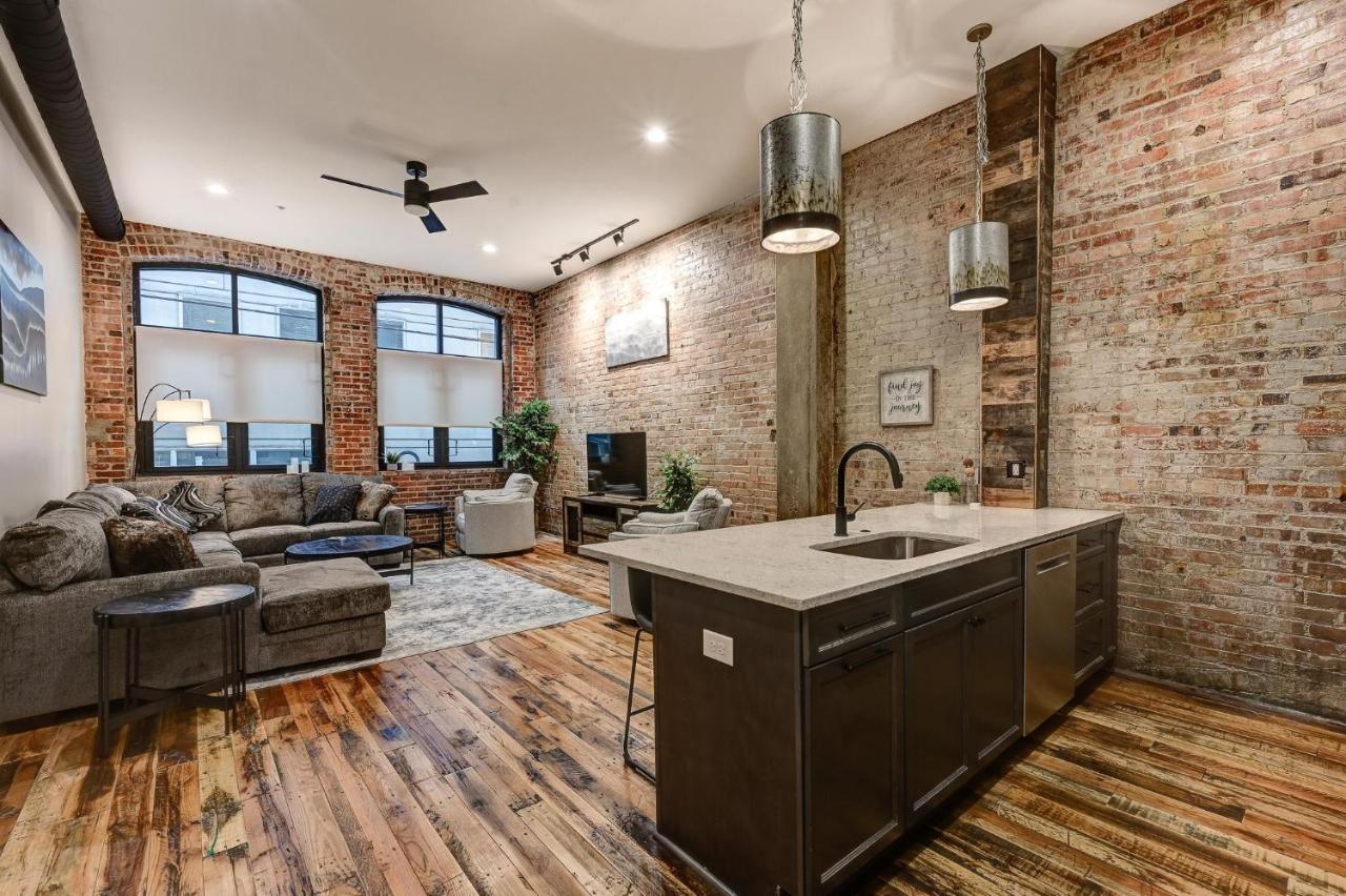 Fabulous Downtown 2 Bedroom *