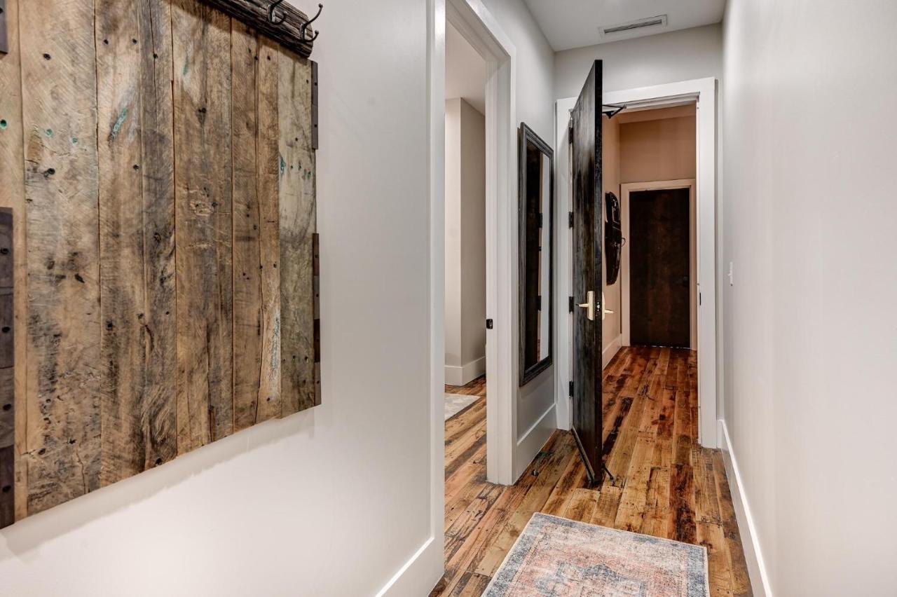 Fabulous Downtown 2 Bedroom *