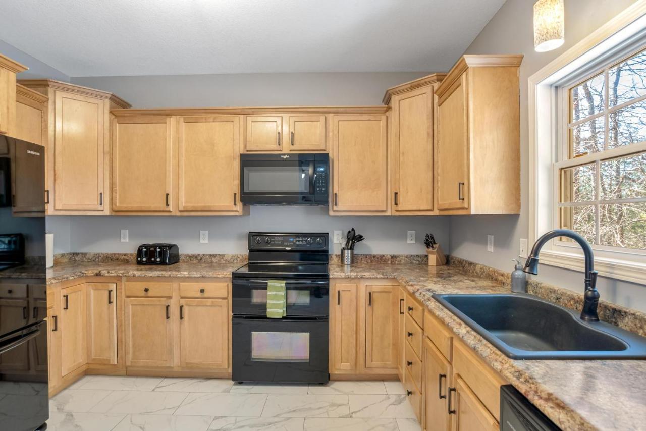 Wonderful With Hot Tub 5 Min To Downtown Holiday home Asheville