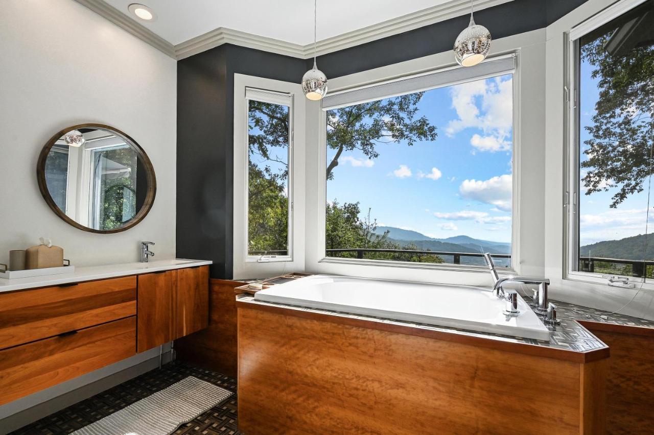 Simply Stunning Off Blue Ridge Pkwy Holiday home Asheville