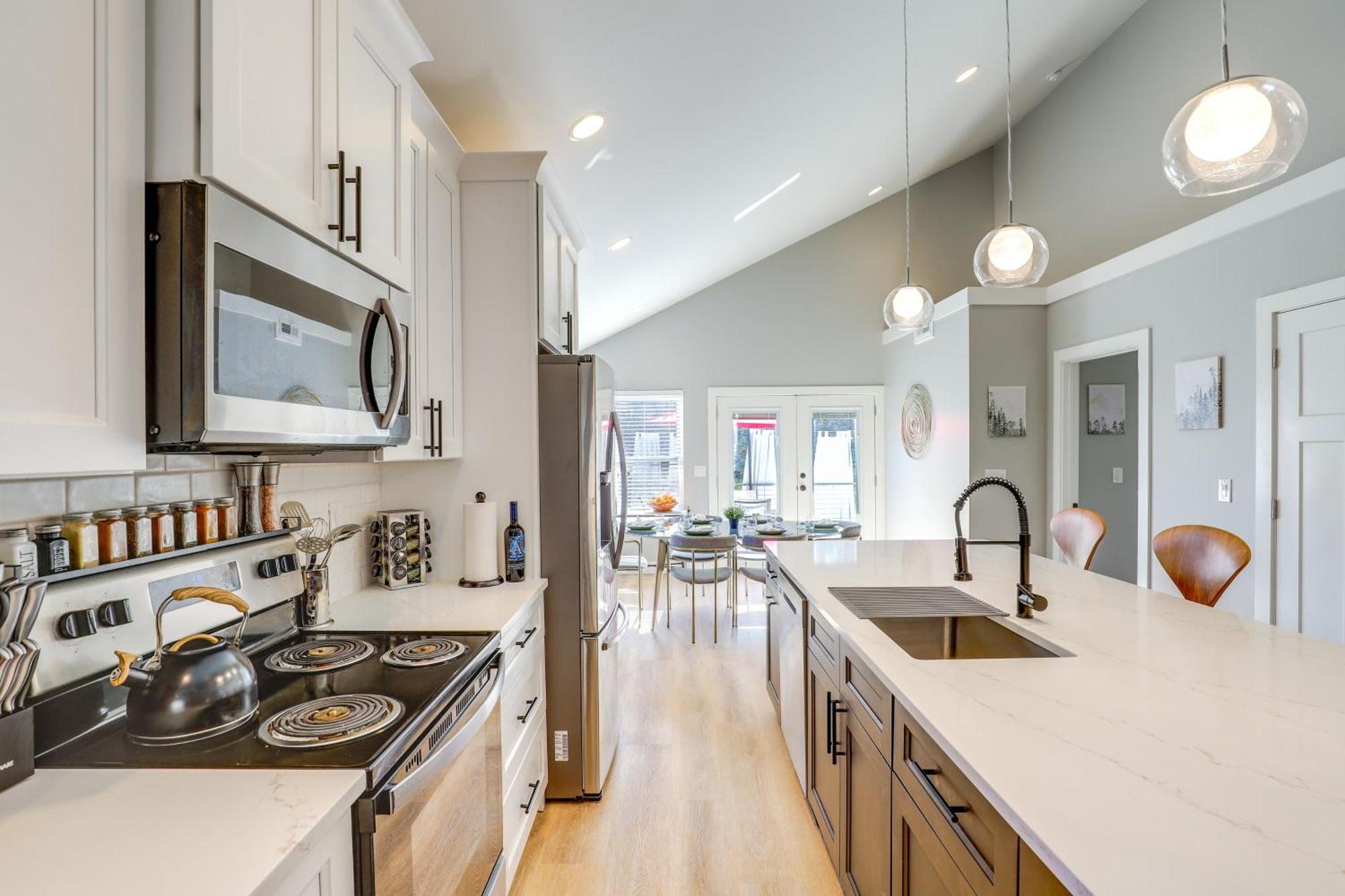 Chic Spacious Avl Oasis With Hot Tub And Fire Pit Holiday home