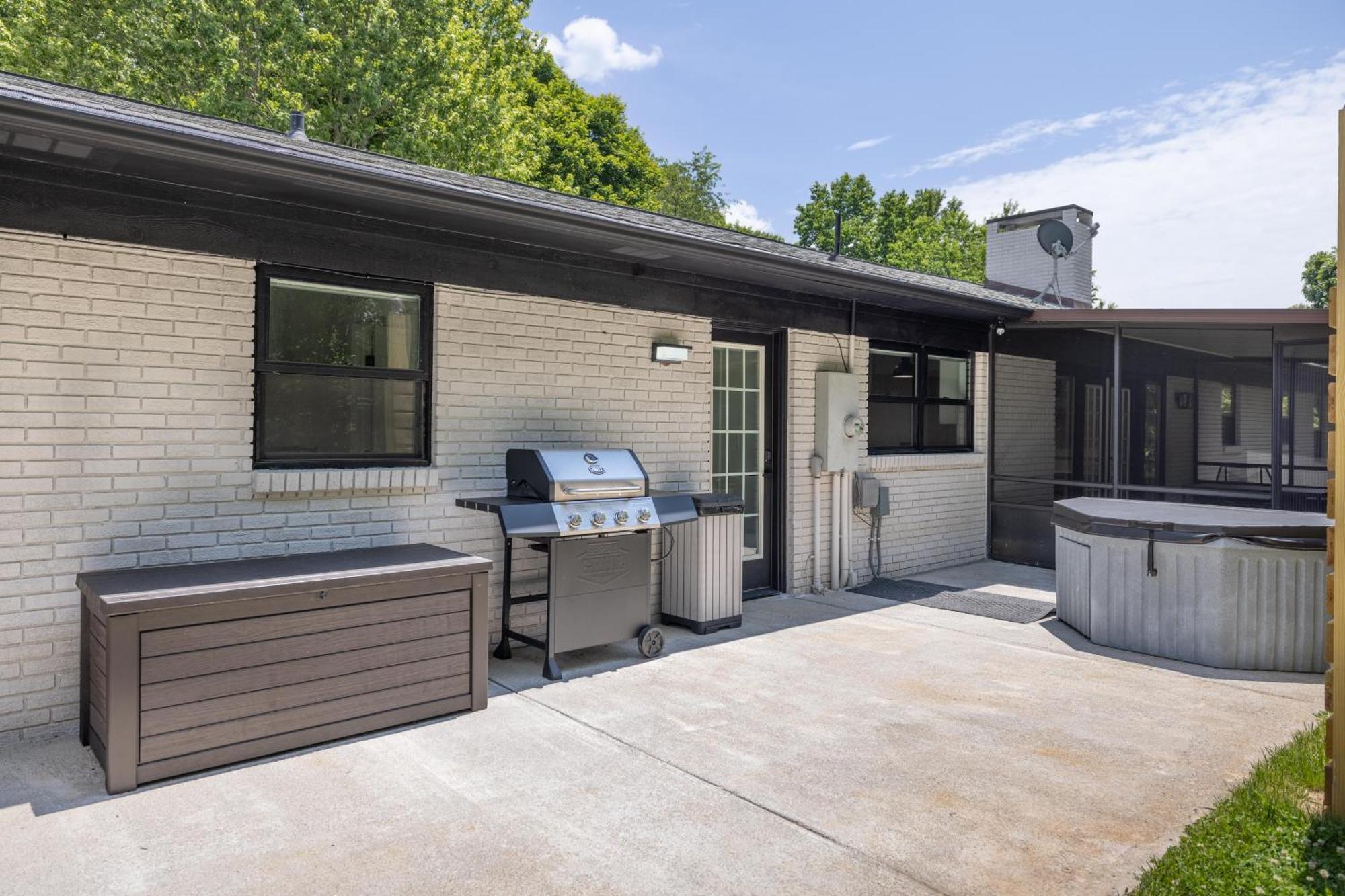 Holiday home Mid-century Modern Impeccable Remodel With Hot Tub *