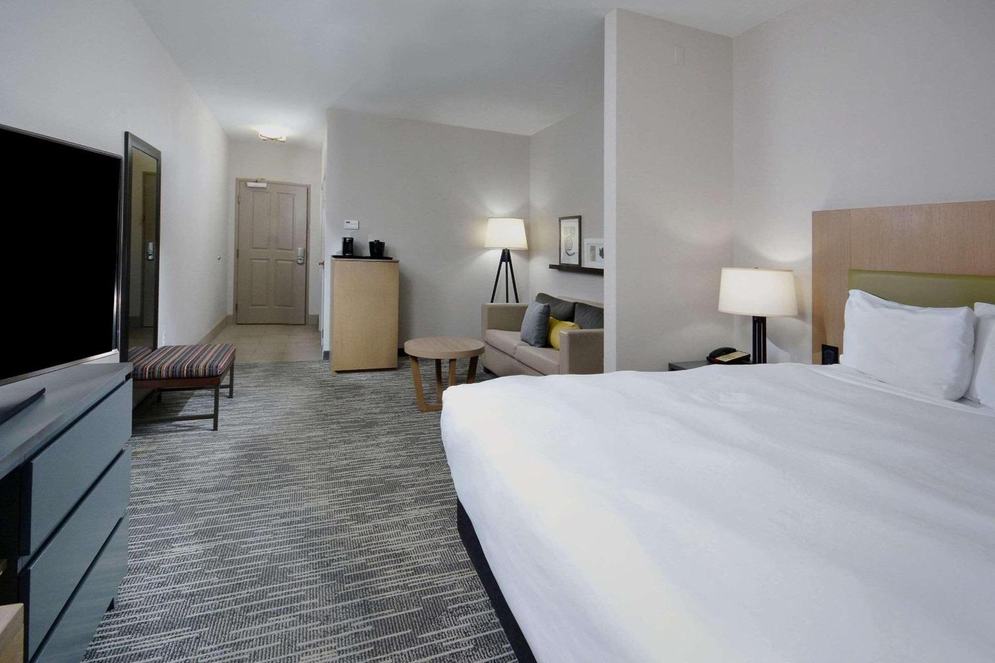Hotel Country & By Radisson, West Near Biltmore 3*