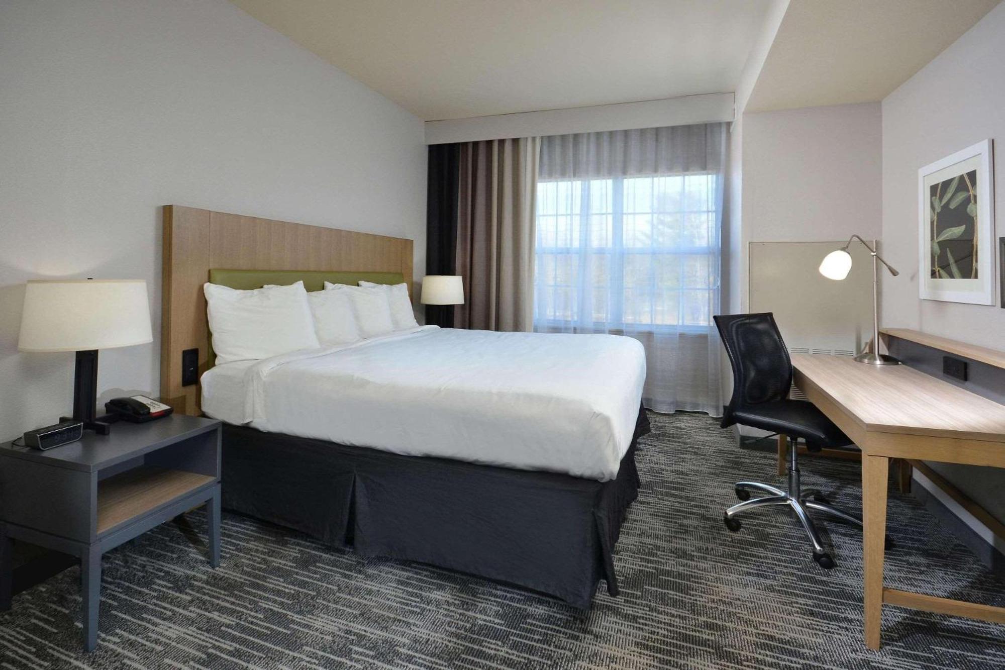 Country & By Radisson, West Near Biltmore 3*