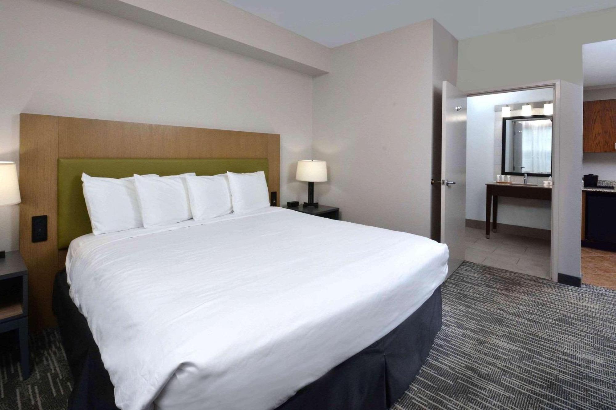 Hotel Country & By Radisson, West Near Biltmore 3*