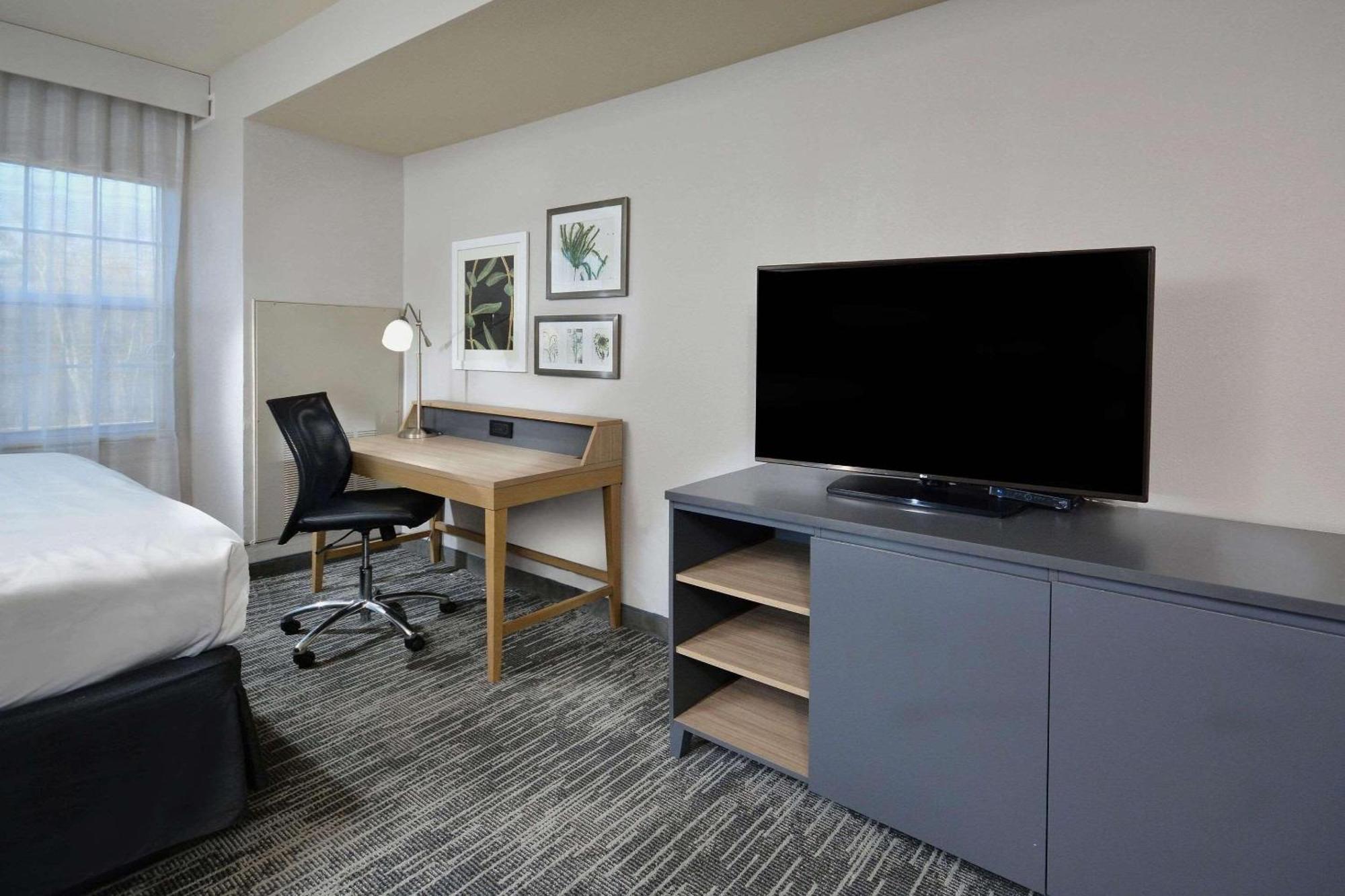 Country & By Radisson, West Near Biltmore 3*