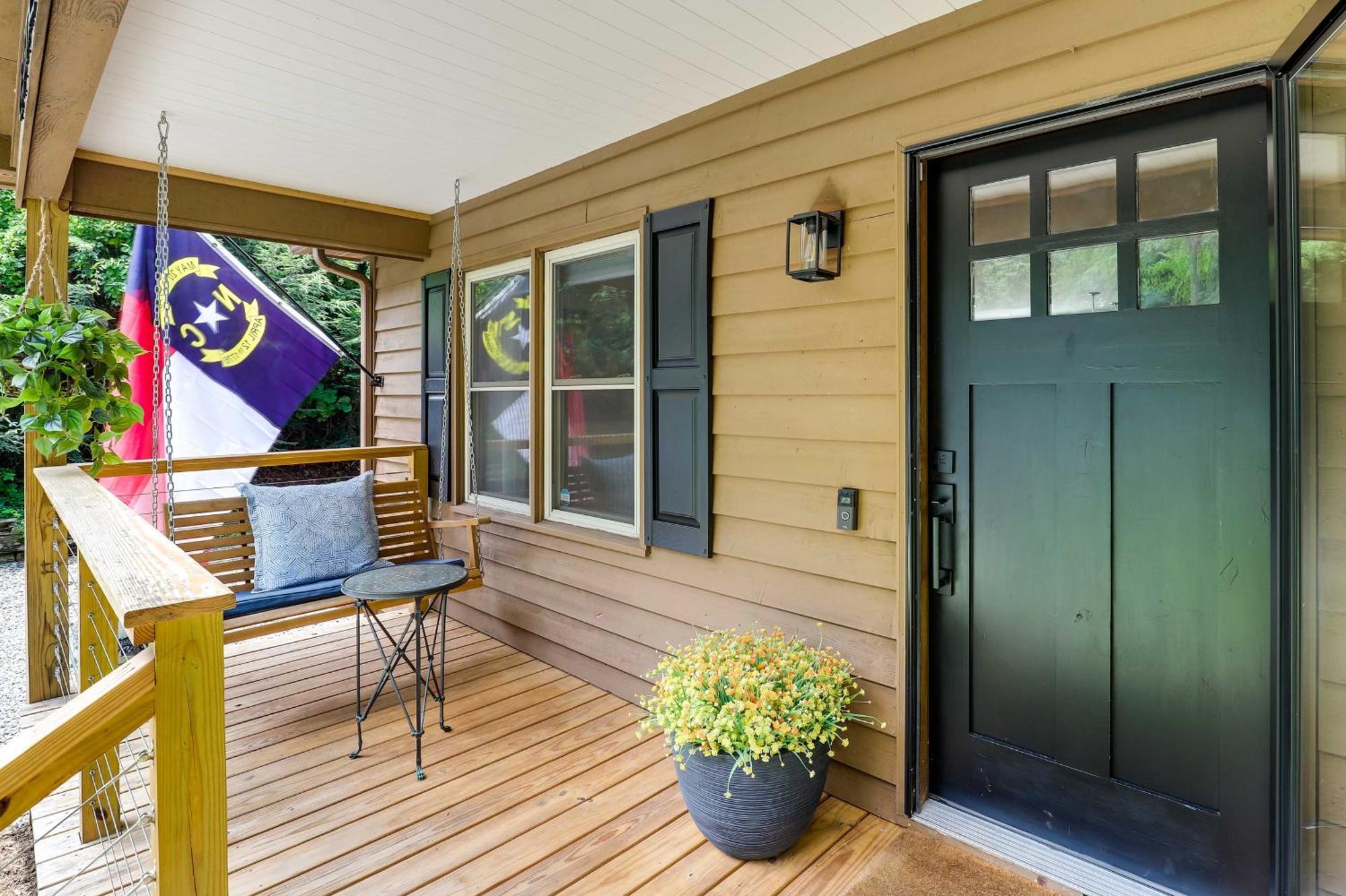 Modern With Hot Tub And Deck In Asheville! Holiday home