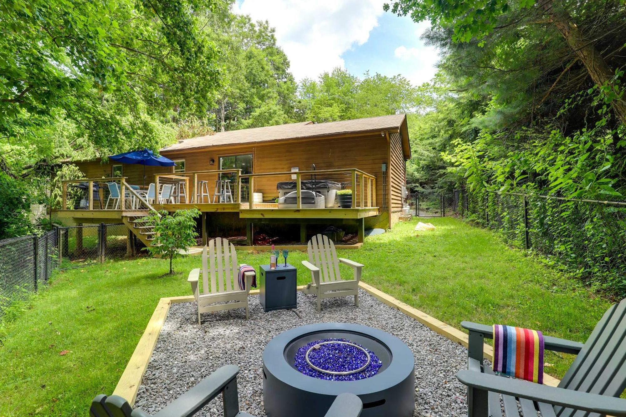 Modern With Hot Tub And Deck In Asheville!